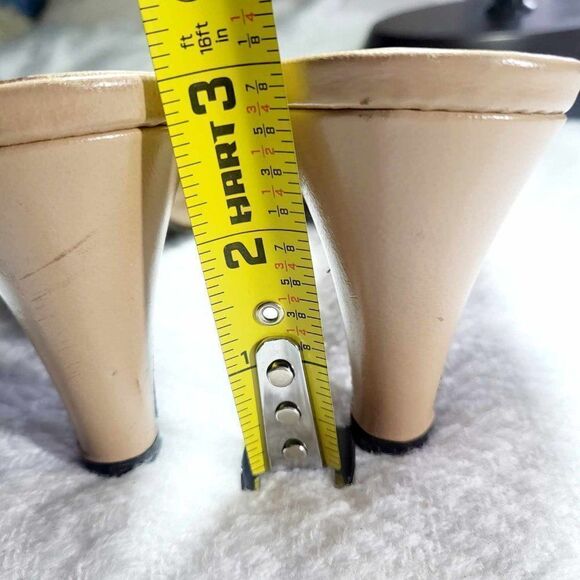 Coach Sandal Cream Size 8 lightly used. - Picture 2 of 7